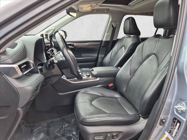 Used 2021 Toyota Highlander Limited AWD/4WD image 16