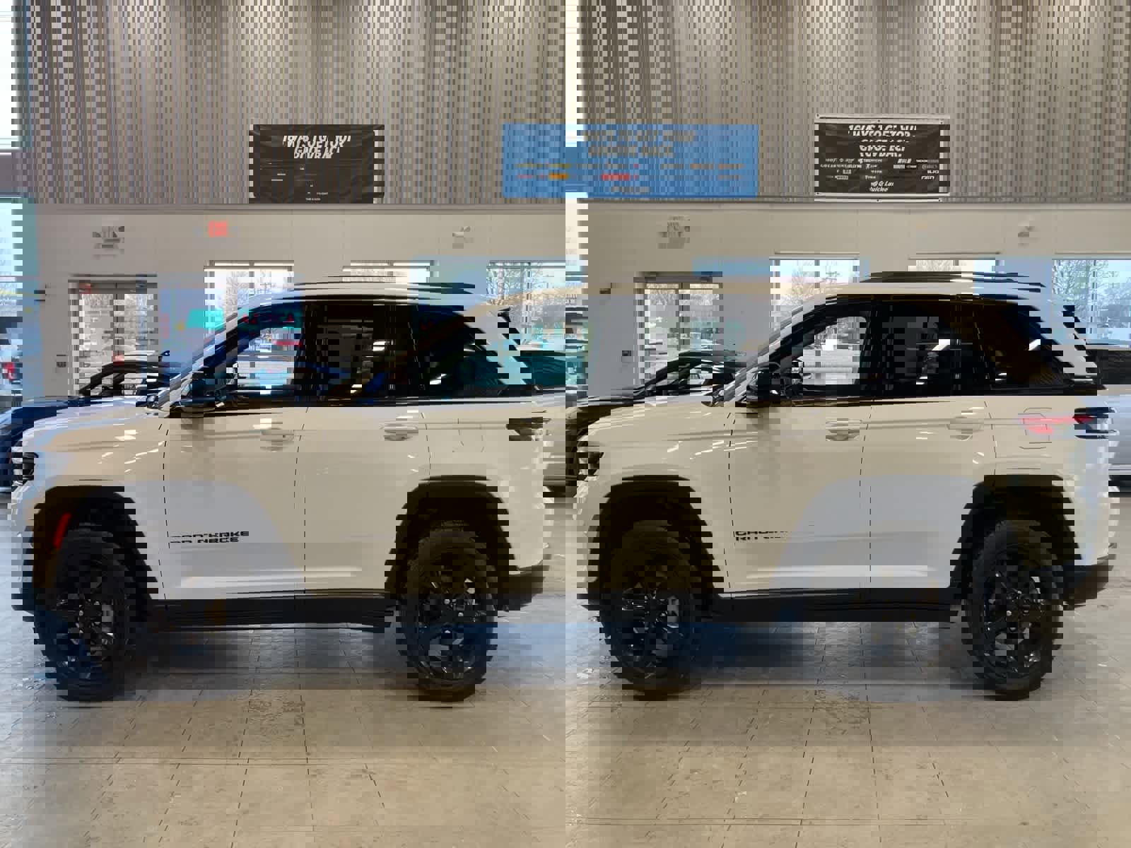 Used 2023 Jeep Grand Cherokee Limited w/ Luxury Tech Group II image 8