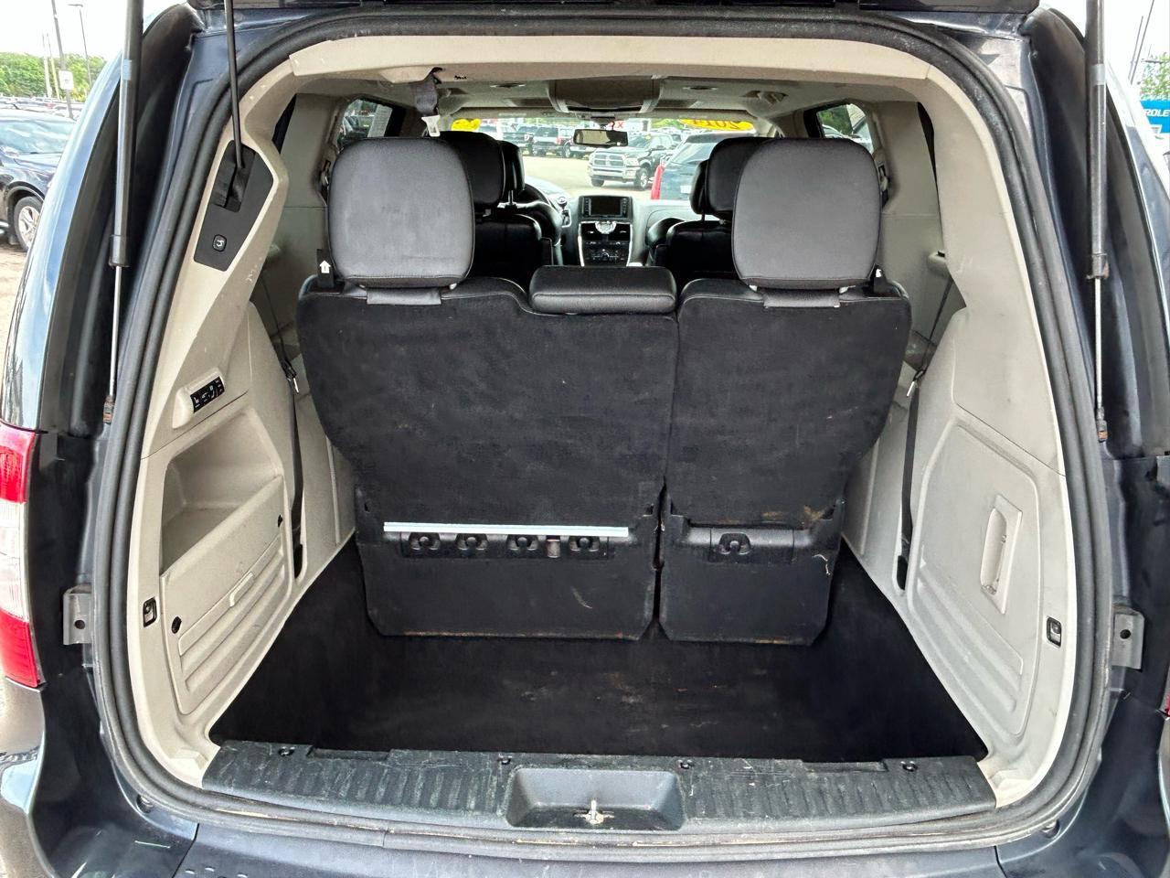 Used 2014 Chrysler Town & Country Touring-L FWD image 16