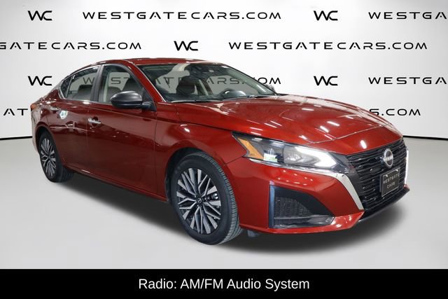 Used 2024 Nissan Altima 2.5 SV FWD image 2