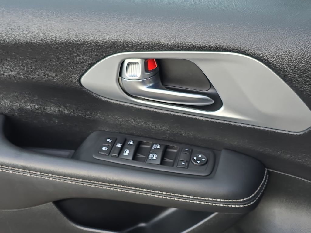 Used 2024 Chrysler Pacifica Touring FWD image 29