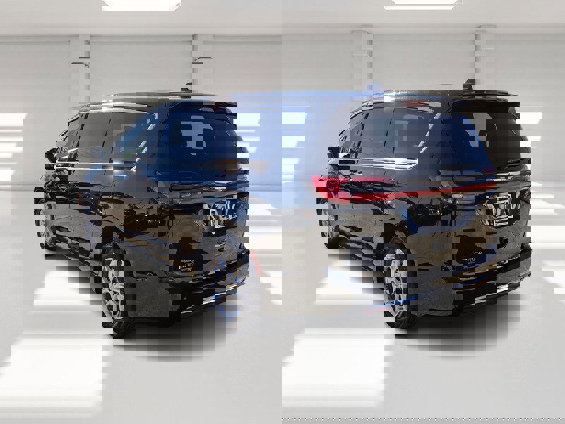 Used 2024 Chrysler Pacifica Touring-L image 3