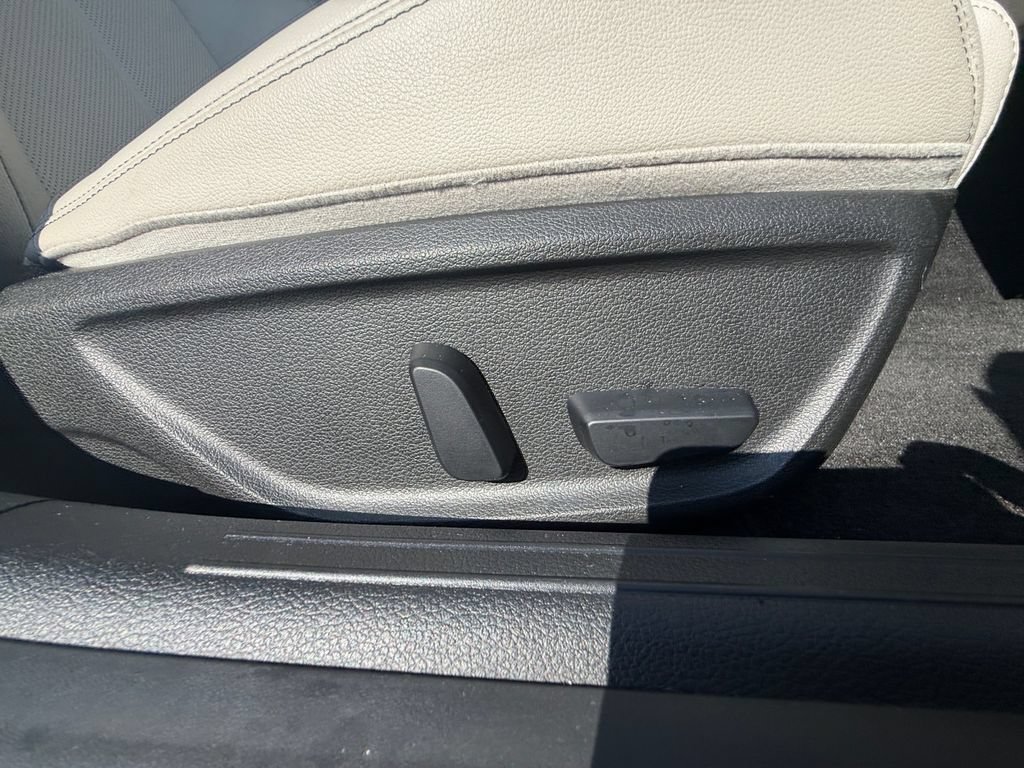 Used 2025 Genesis G70 2.5T AWD/4WD image 47