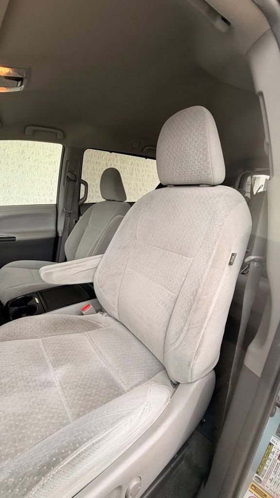Used 2015 Toyota Sienna LE image 2