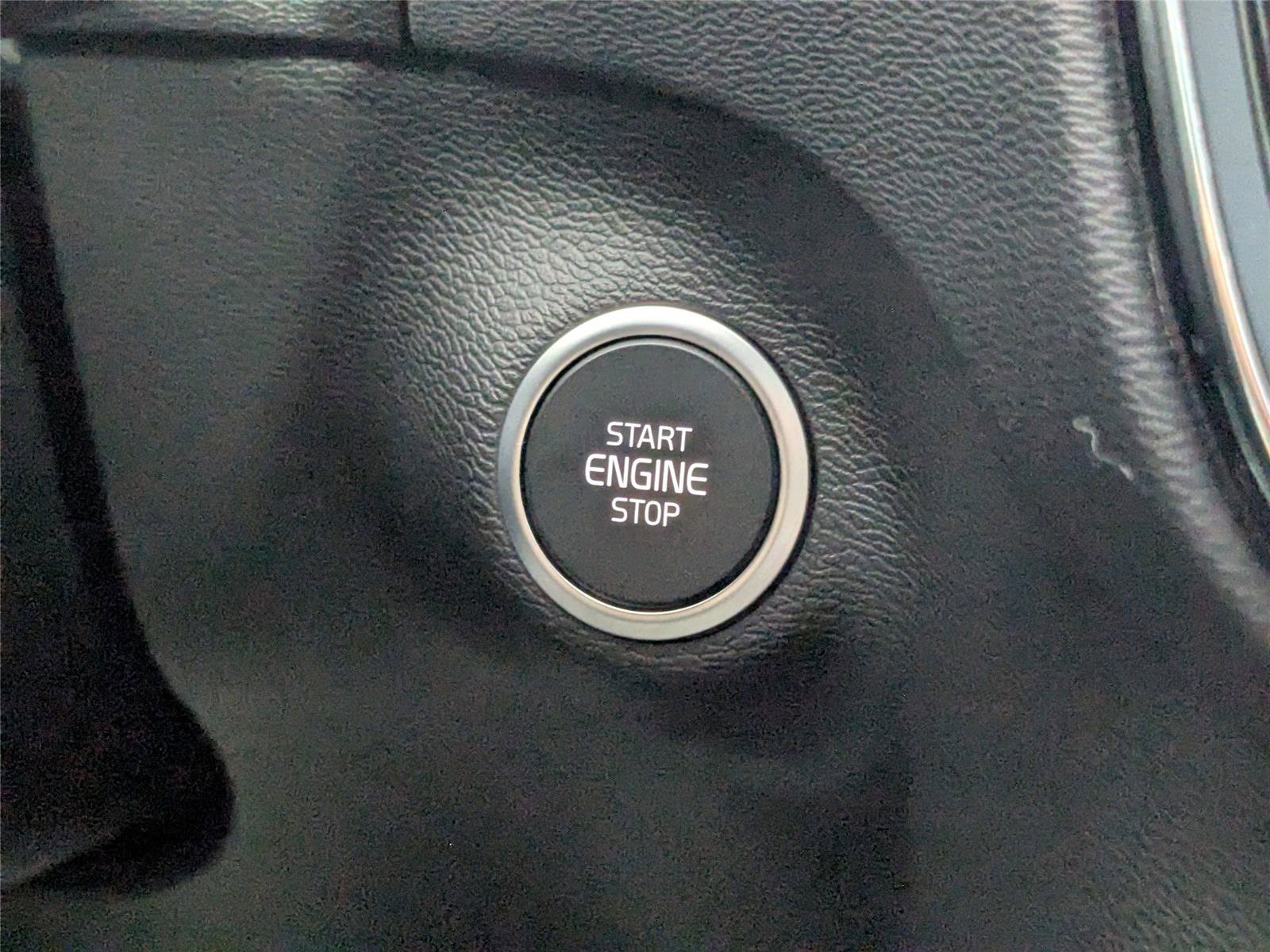 Used 2022 Volvo XC40 T5 Momentum image 23