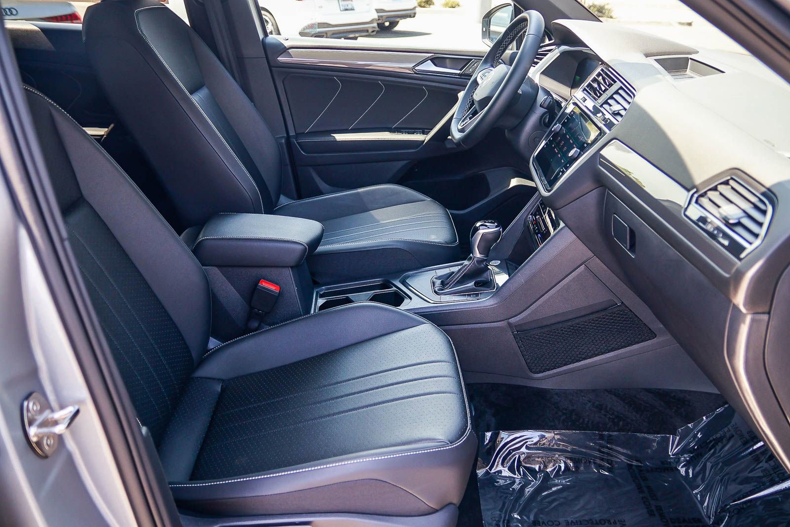 Used 2023 Volkswagen Tiguan SE R-Line FWD image 17