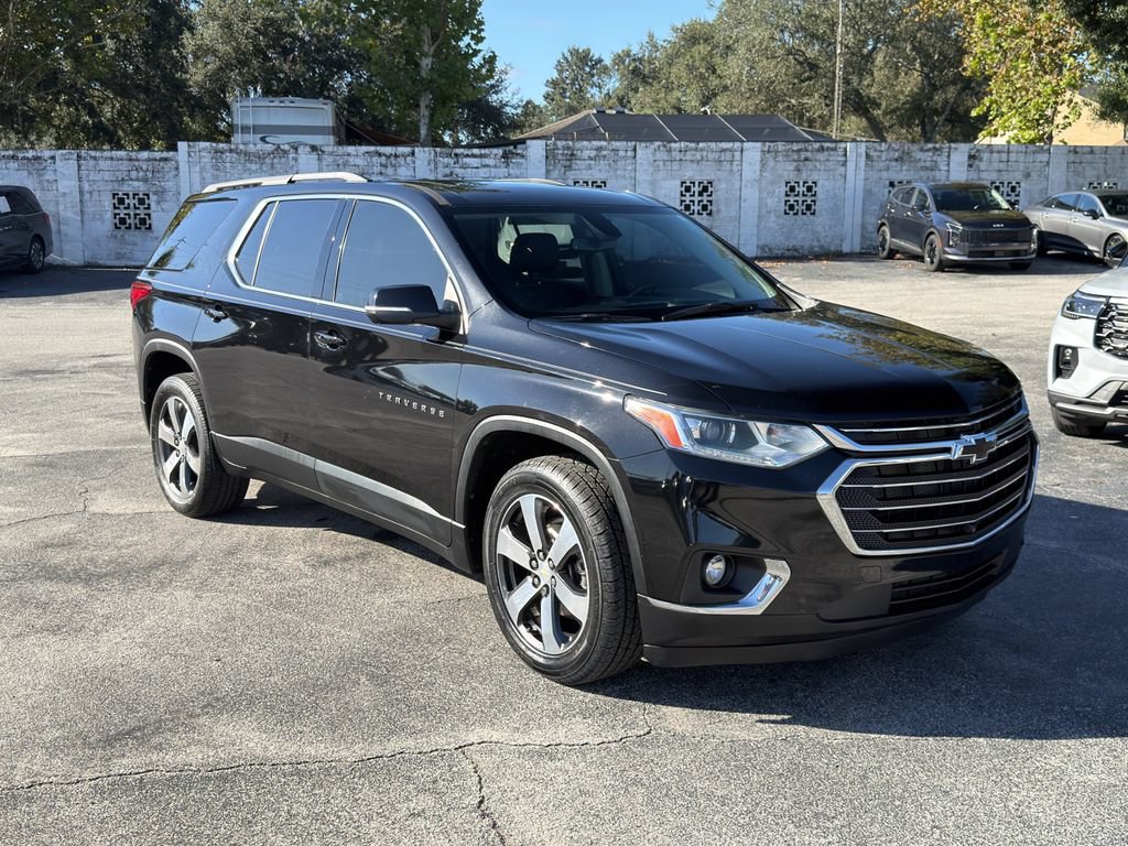 Used 2021 Chevrolet Traverse LT w/ LT Premium Package FWD image 2