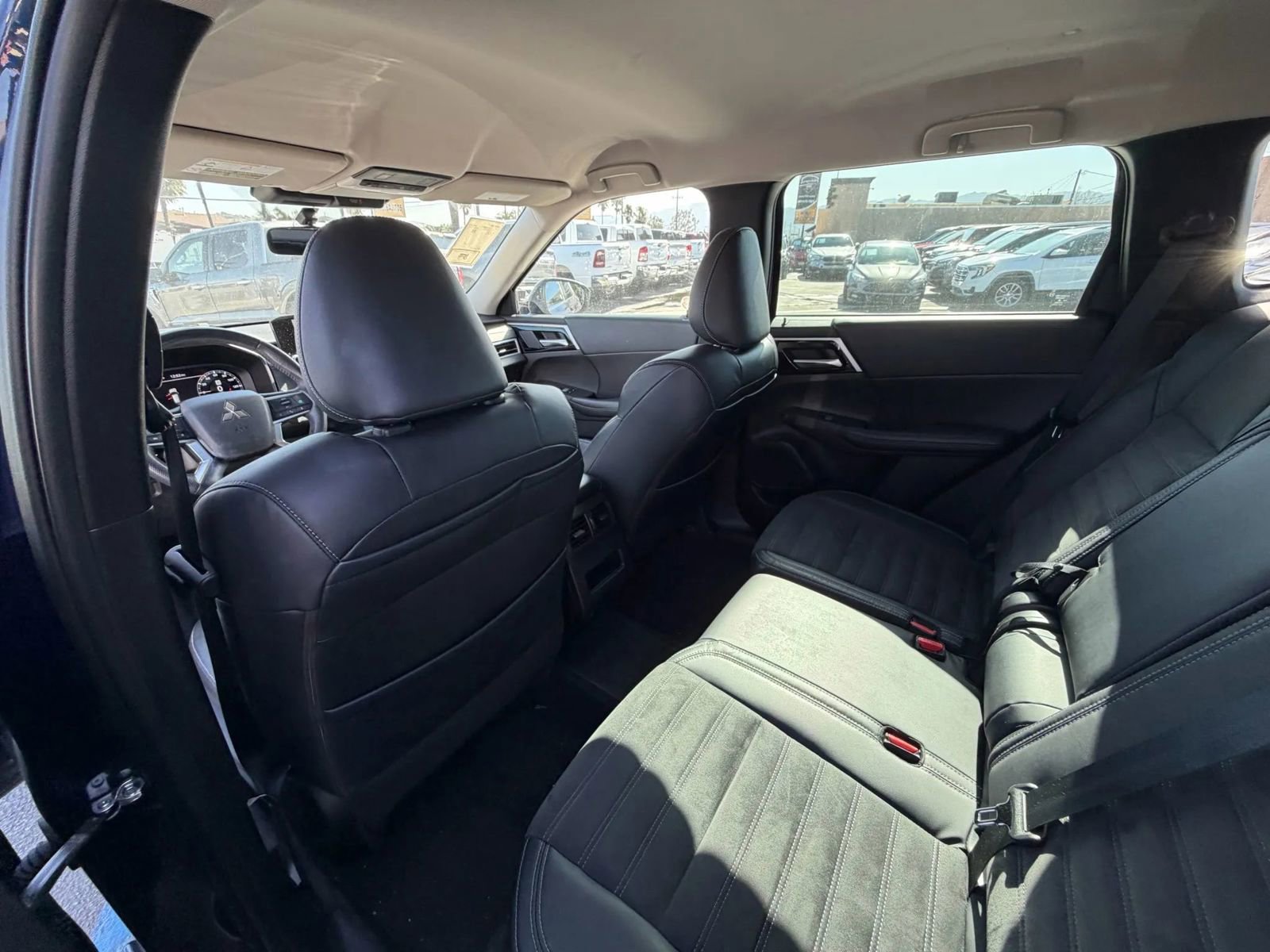 Used 2023 Mitsubishi Outlander SE image 23