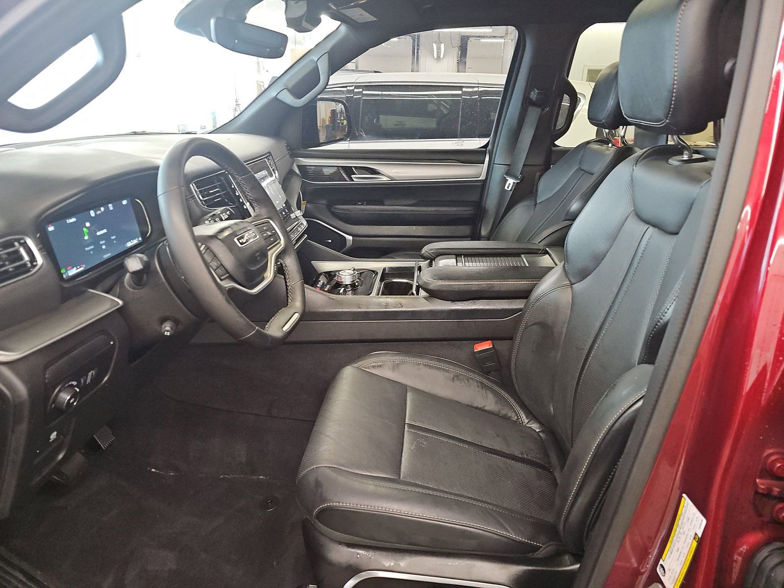 Used 2025 Jeep Wagoneer L Series II w/ Convenience Group I image 8
