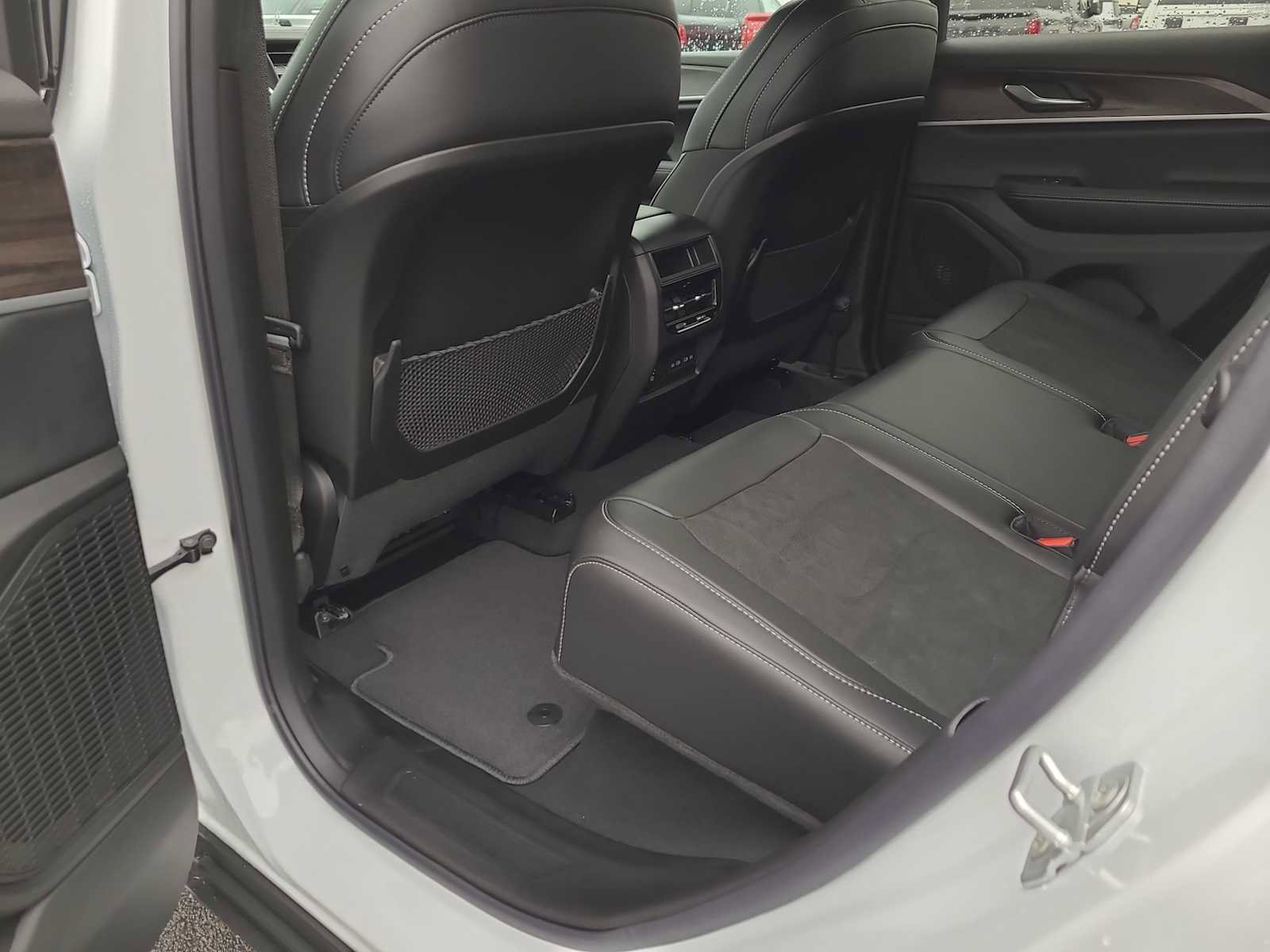 New 2026 Jeep Grand Cherokee Altitude image 20