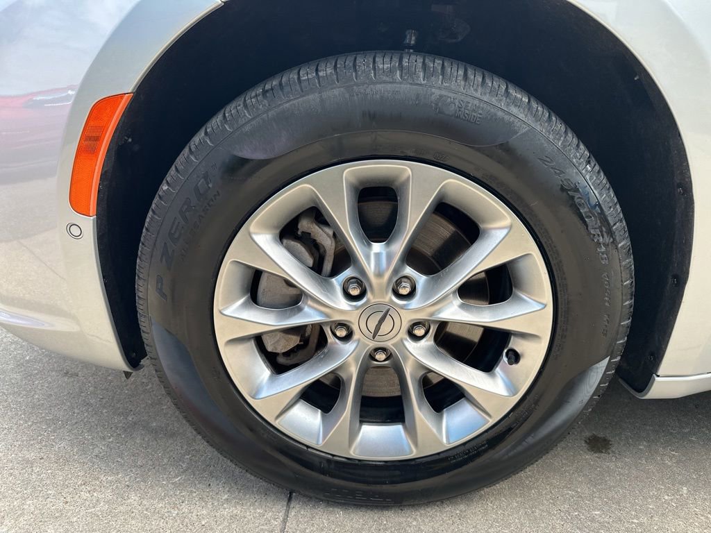 Used 2024 Chrysler Pacifica Touring-L image 6