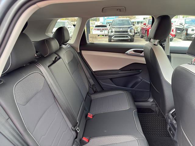 Certified 2025 Volkswagen Taos SE FWD image 10