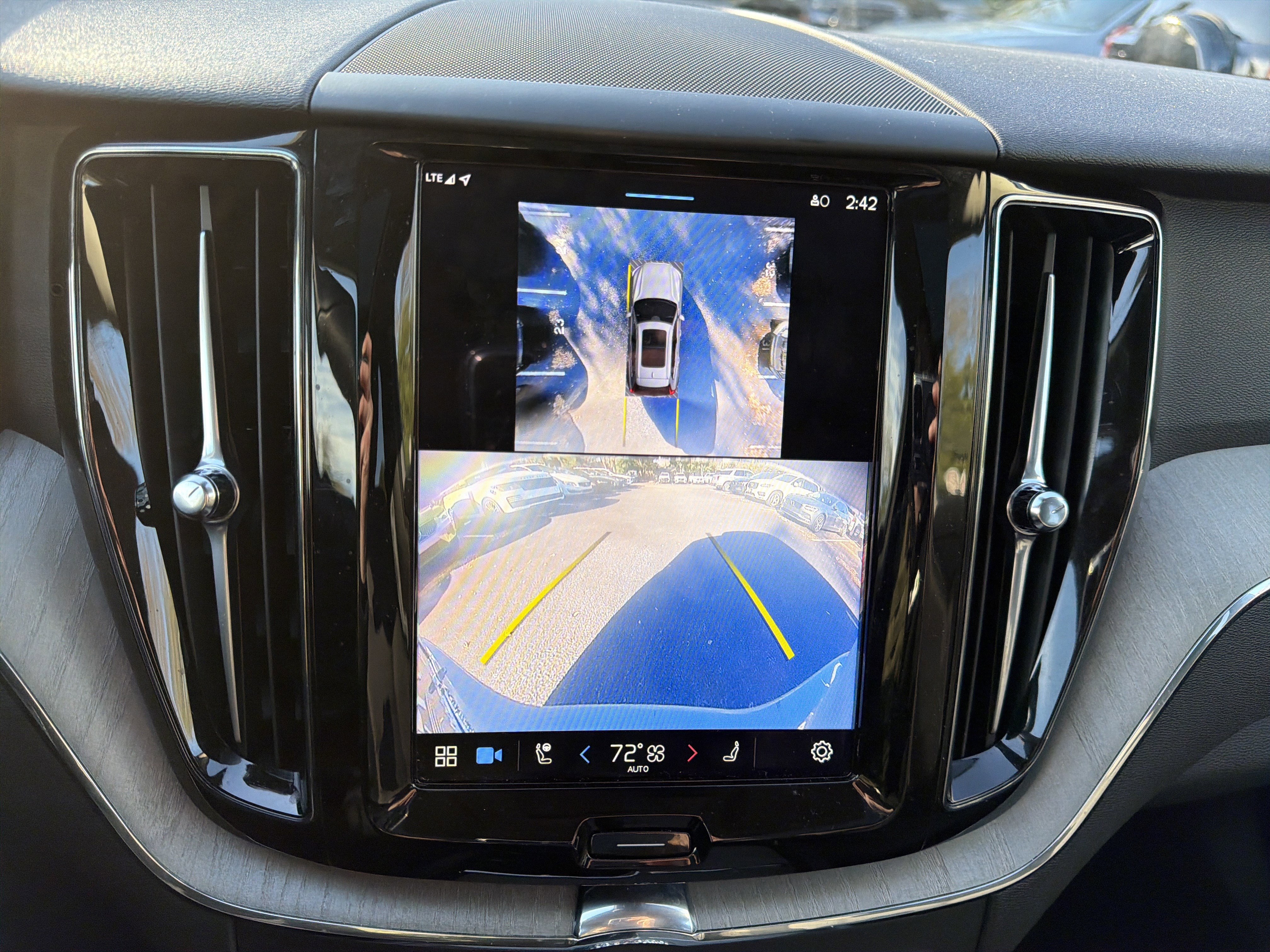 Certified 2025 Volvo XC60 B5 Plus image 25