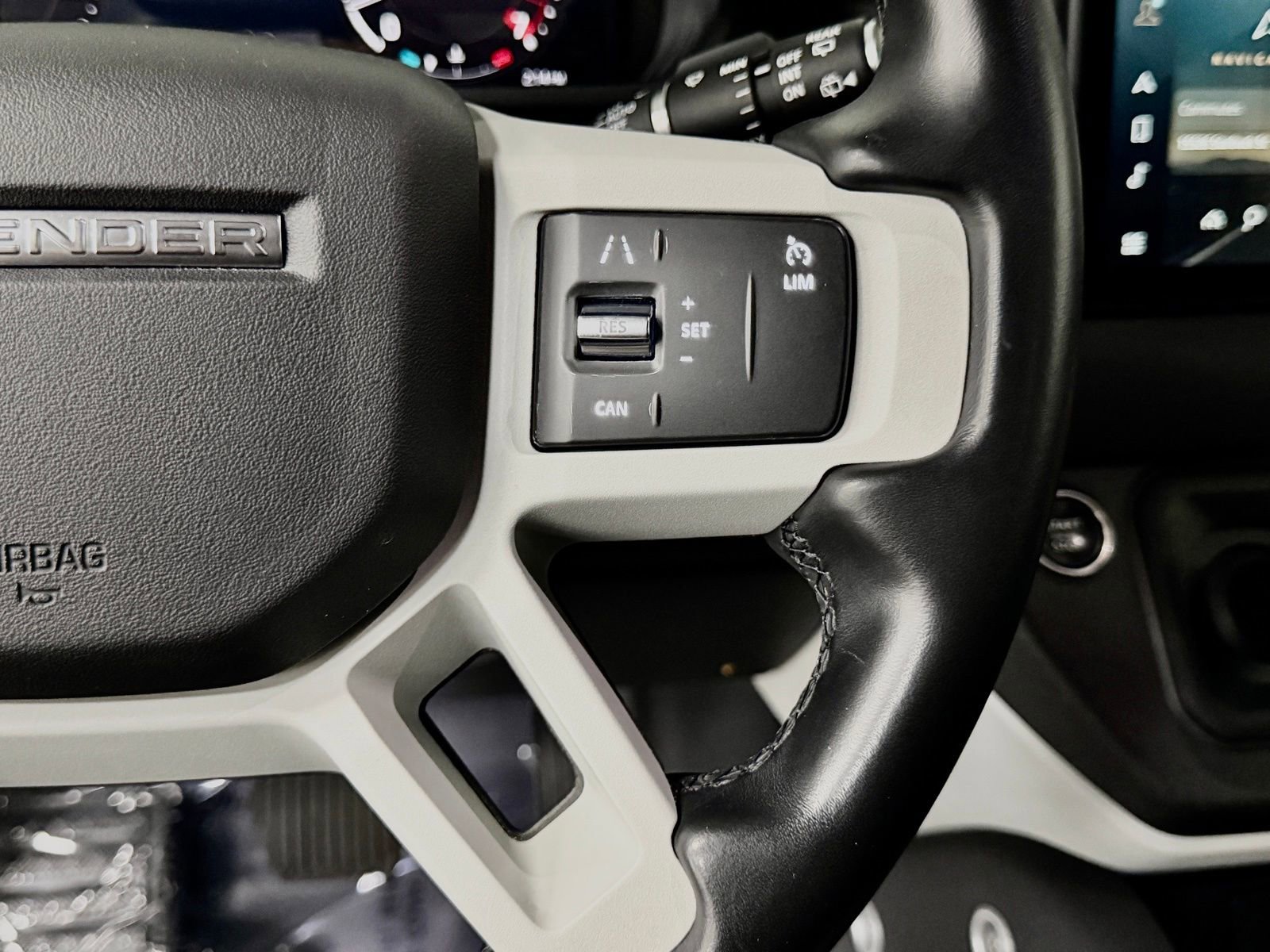 Used 2023 Land Rover Defender 110 SE image 28