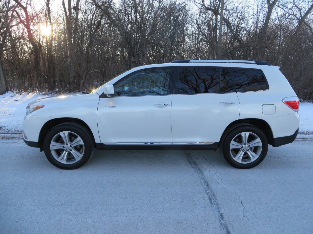Used 2011 Toyota Highlander Limited w/ Tow Pkg image 2