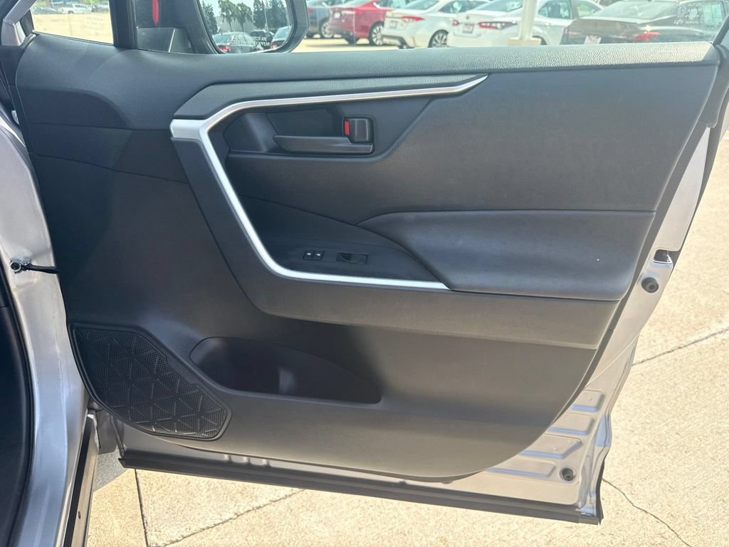Used 2019 Toyota RAV4 LE w/ Carpet Mat Package AWD/4WD image 22