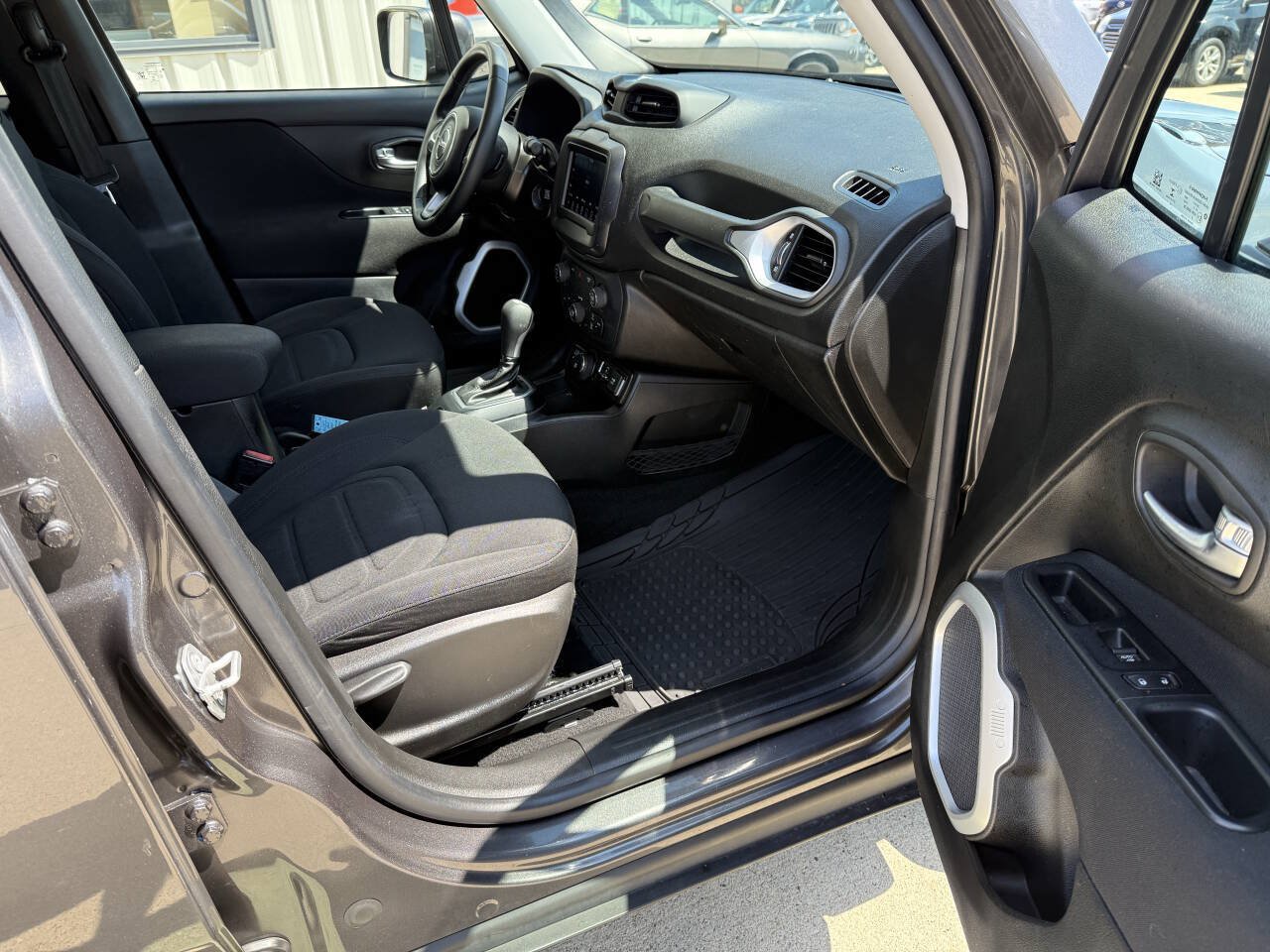 Used 2018 Jeep Renegade Latitude AWD/4WD image 11