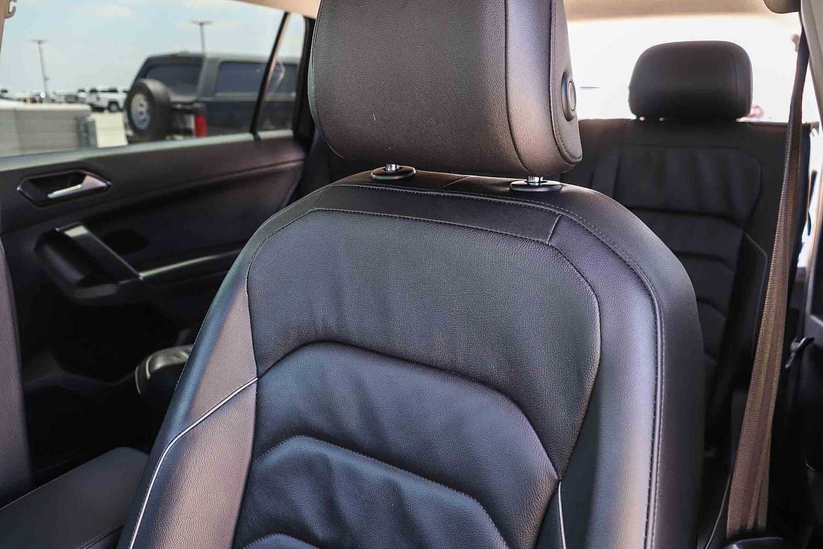 Used 2018 Volkswagen Tiguan SEL Premium FWD image 28
