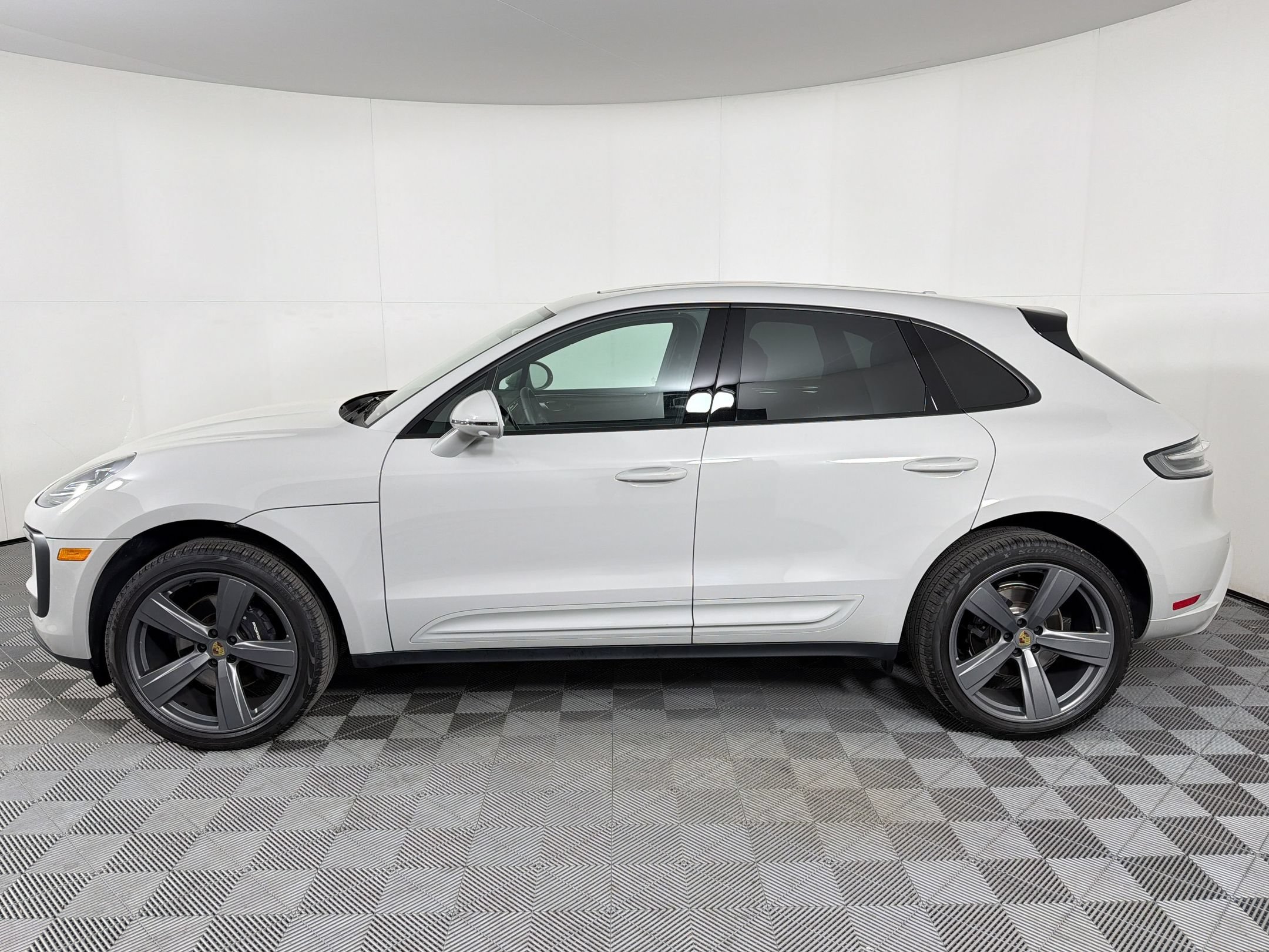Certified 2025 Porsche Macan AWD/4WD image 2