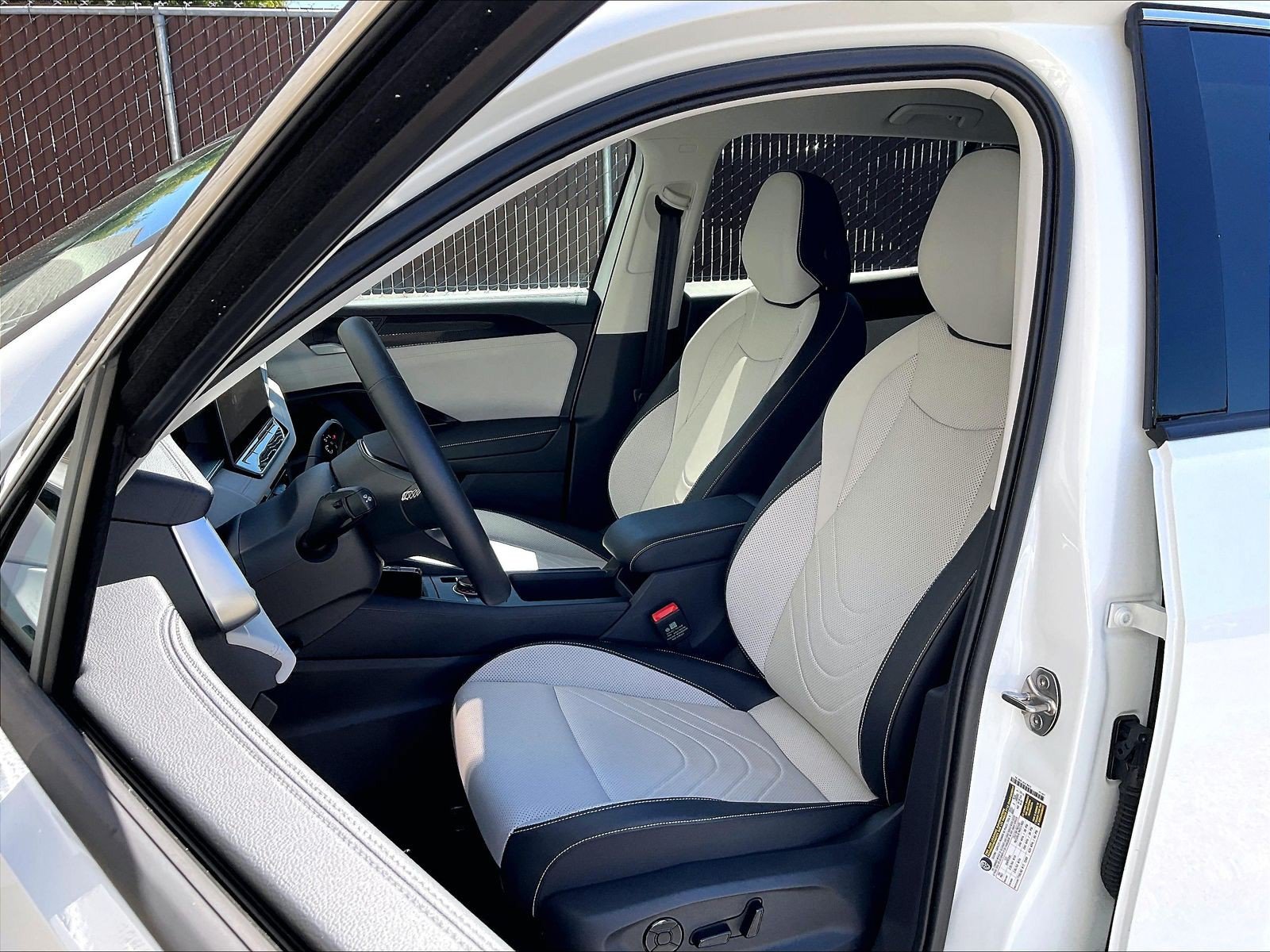 Certified 2025 Volkswagen Tiguan SE AWD/4WD image 23