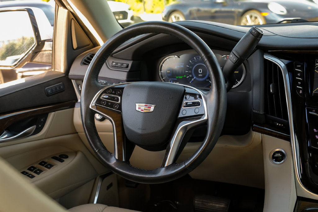 Used 2018 Cadillac Escalade Luxury AWD/4WD image 16