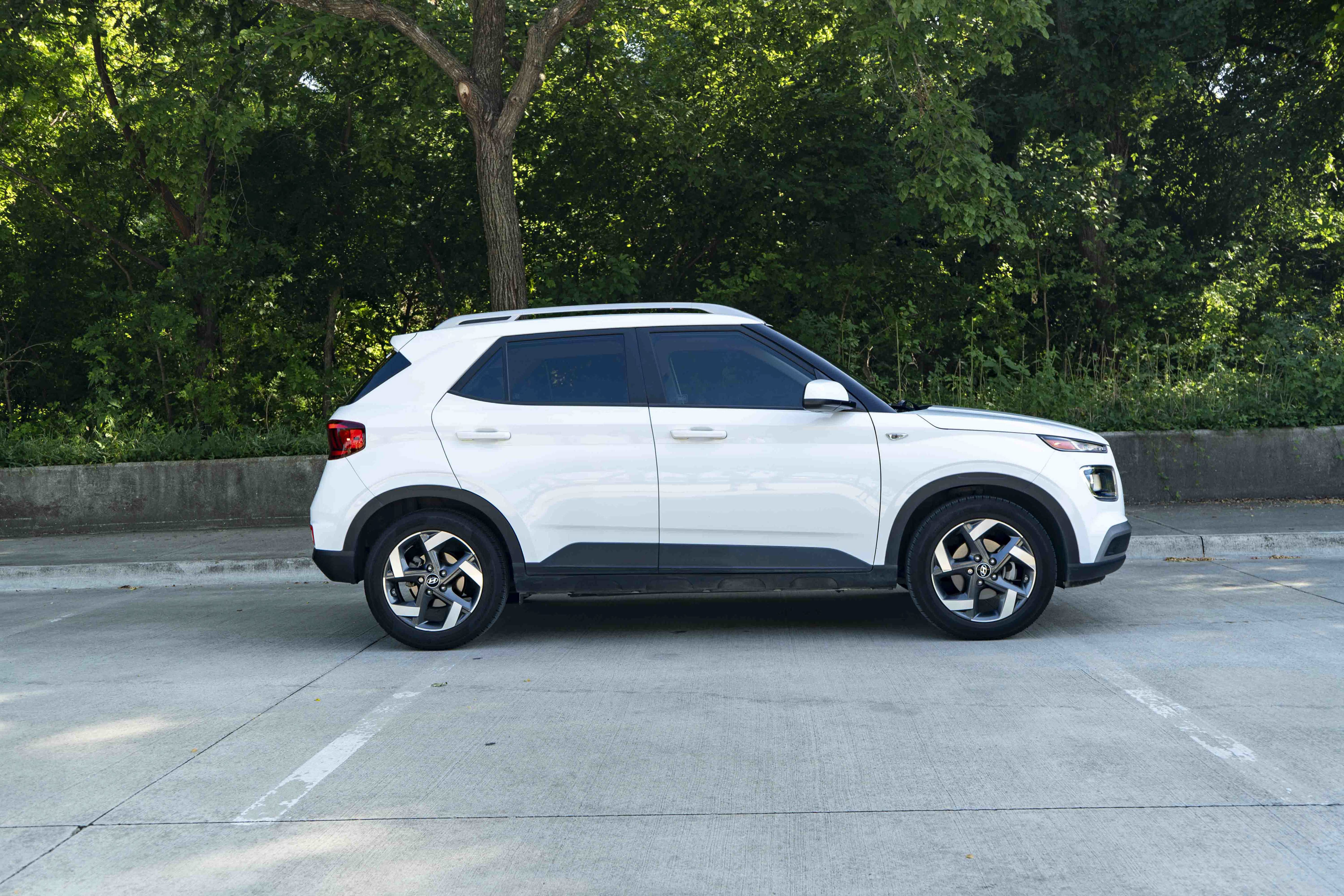 Used 2021 Hyundai Venue SEL FWD image 10