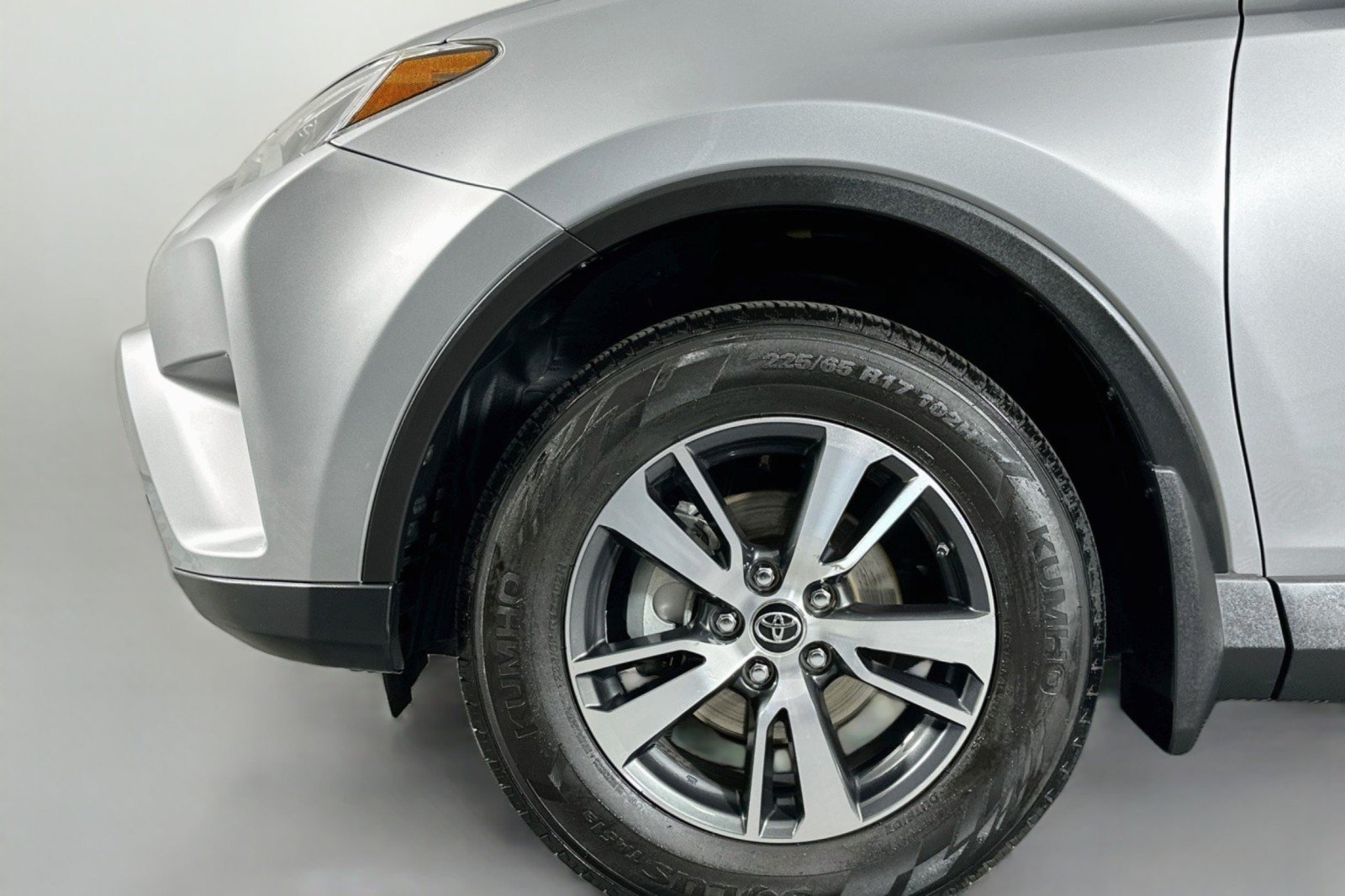 Used 2018 Toyota RAV4 XLE w/ Plus Extra Value Package FWD image 12