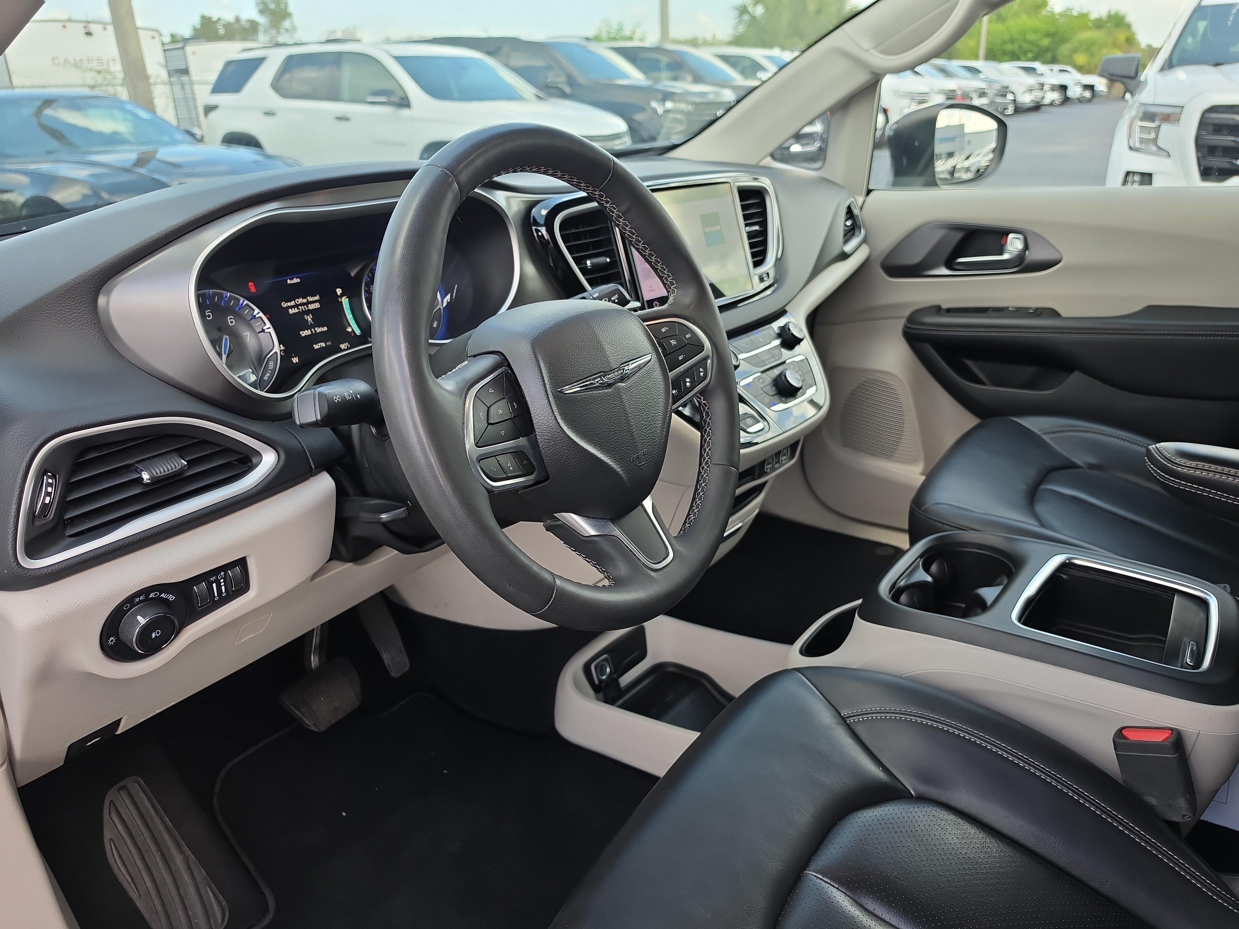 Used 2023 Chrysler Pacifica Touring-L FWD image 14