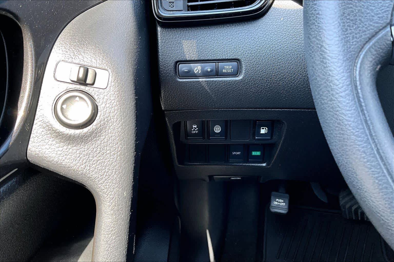 Used 2020 Nissan Rogue S FWD image 30