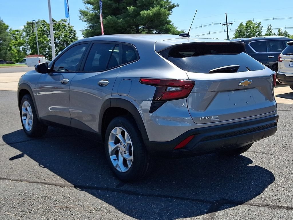 Used 2024 Chevrolet Trax LS w/ LS Convenience Package FWD image 7