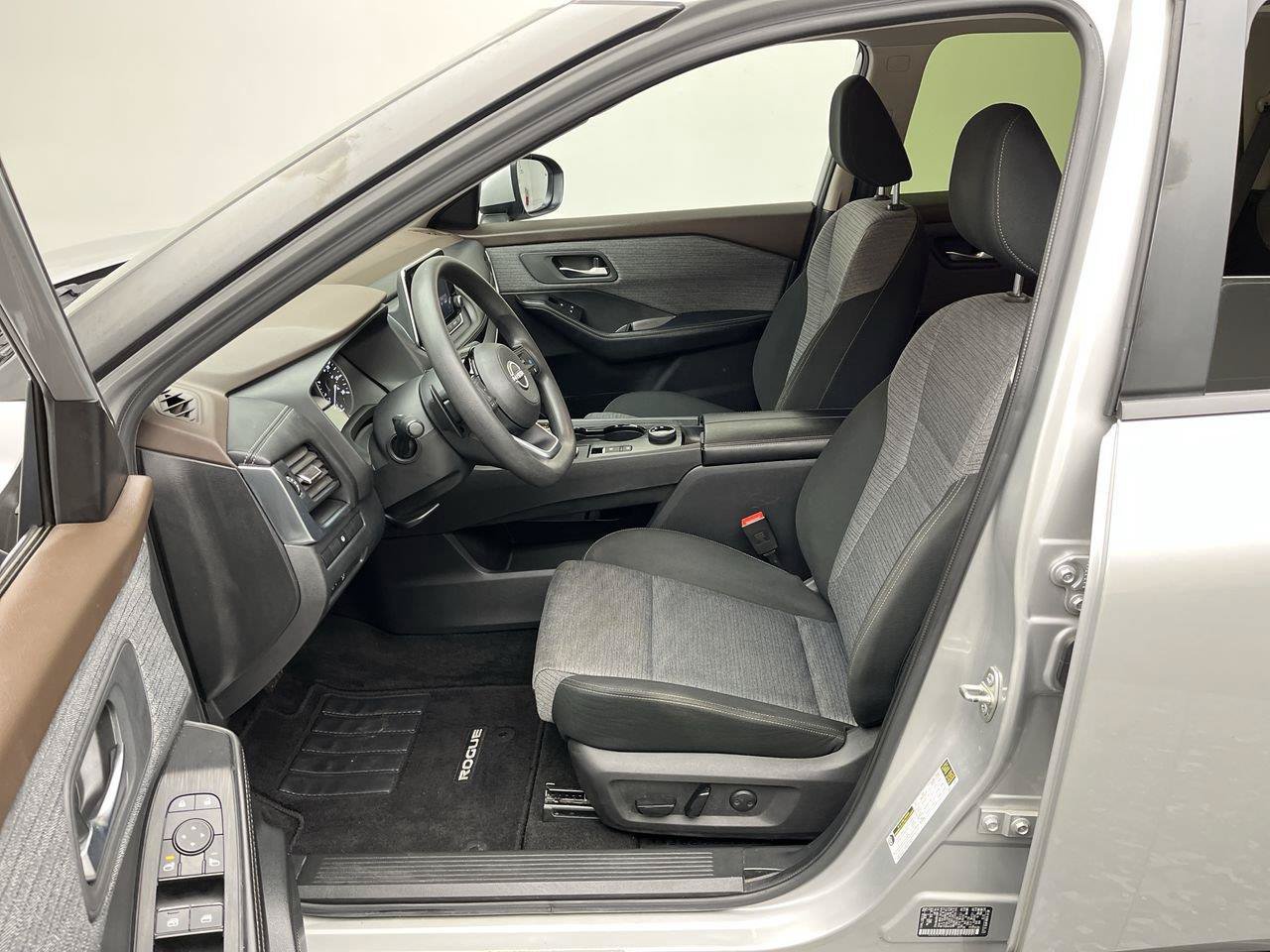 Used 2023 Nissan Rogue SV AWD/4WD image 3