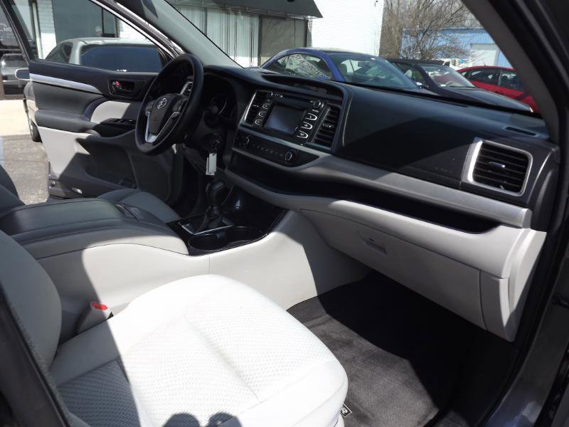 Used 2017 Toyota Highlander LE w/ Carpet Mat Package FWD image 28