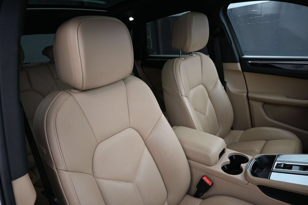Certified 2023 Porsche Macan AWD/4WD image 26