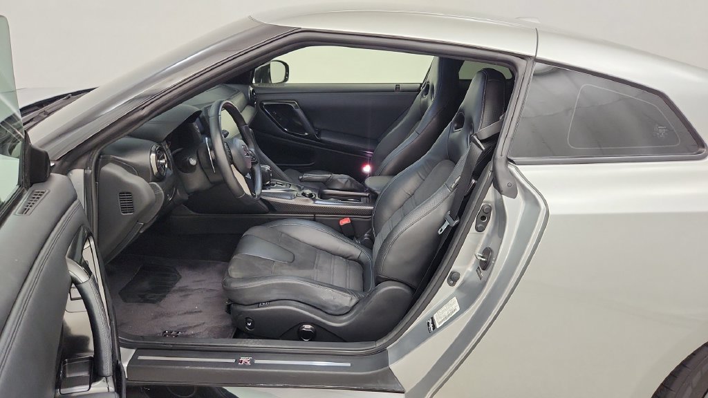 Used 2020 Nissan GT-R Premium AWD/4WD image 29