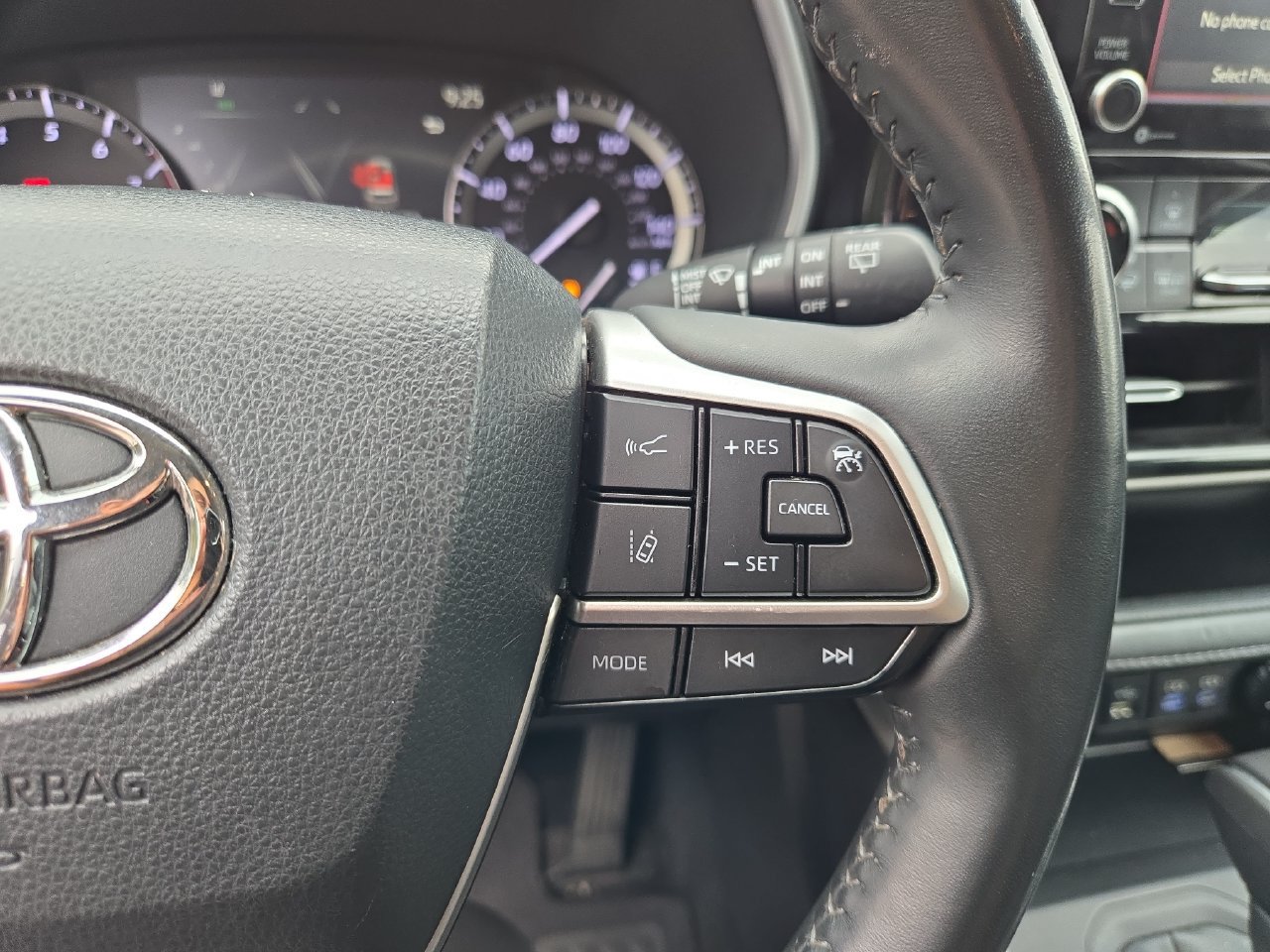 Used 2022 Toyota Highlander XLE AWD/4WD image 12