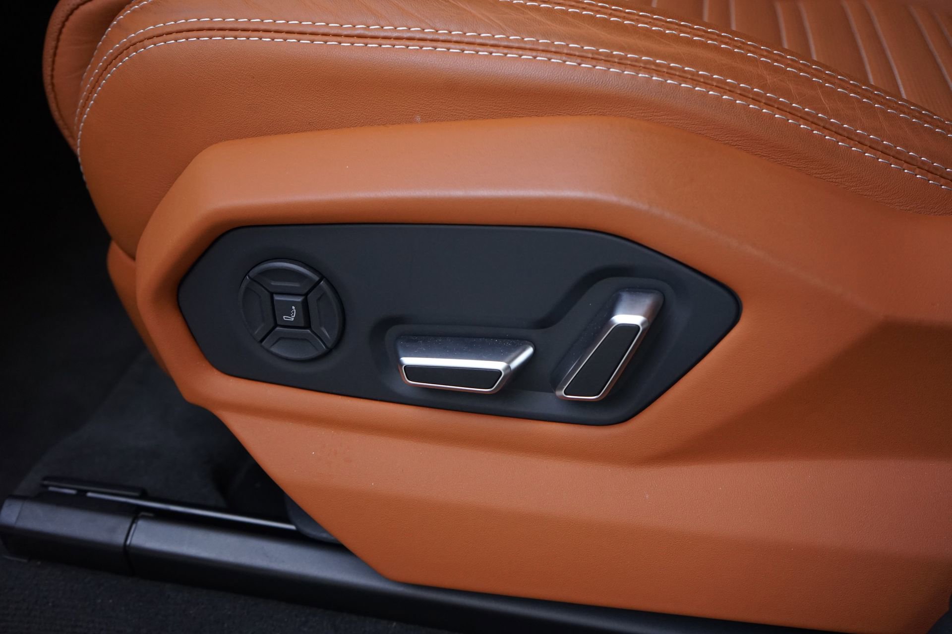 Used 2025 Lamborghini Urus SE image 32