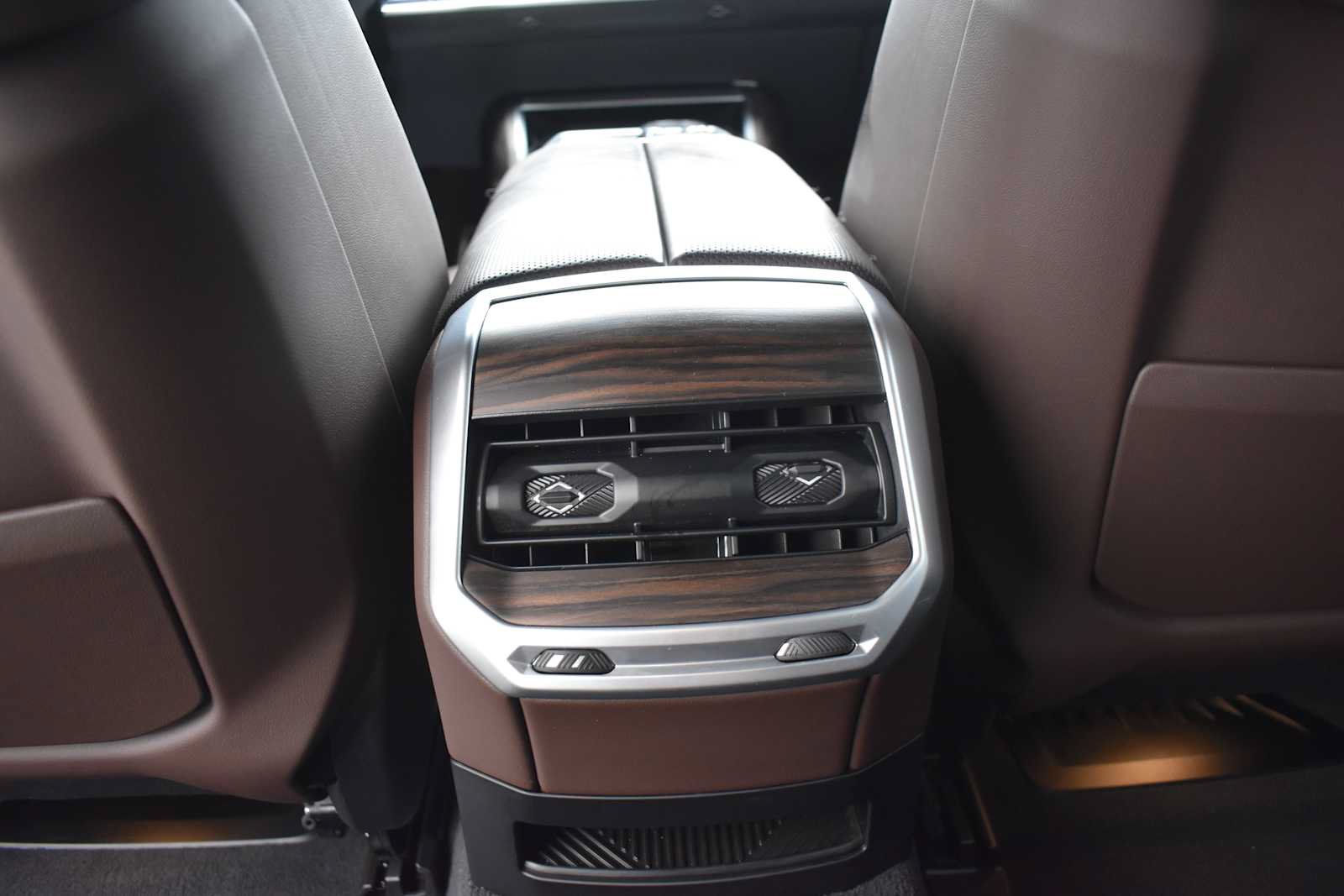 Used 2024 BMW i7 xDrive60 w/ Executive Package AWD/4WD image 16