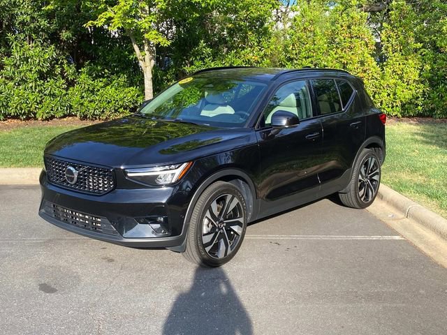 Used 2023 Volvo XC40 B5 Plus image 3