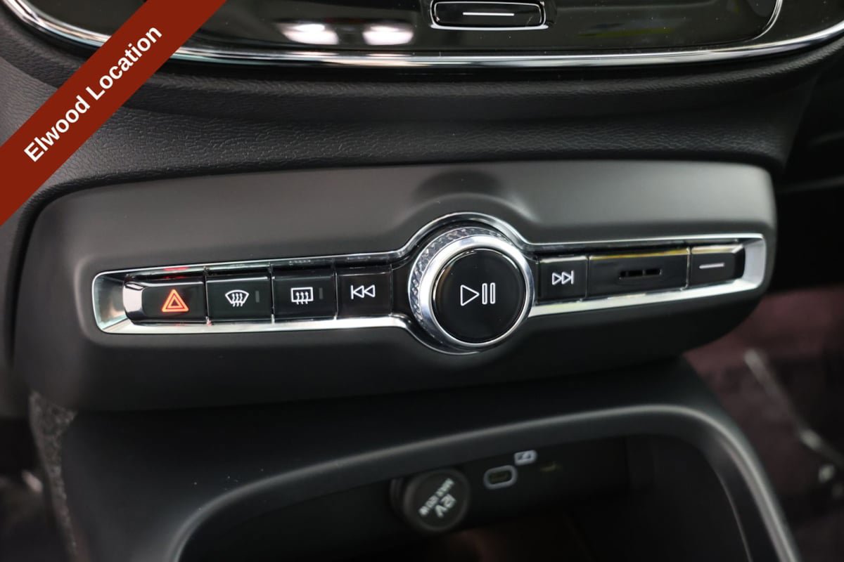 Used 2025 Volvo XC40 B5 Core AWD/4WD image 30