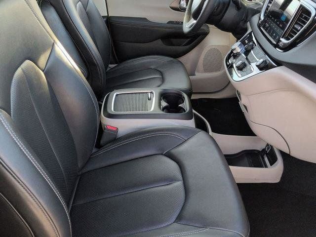 Used 2024 Chrysler Pacifica Touring-L FWD image 30