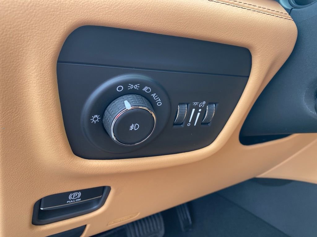 New 2025 Jeep Grand Cherokee Summit image 17