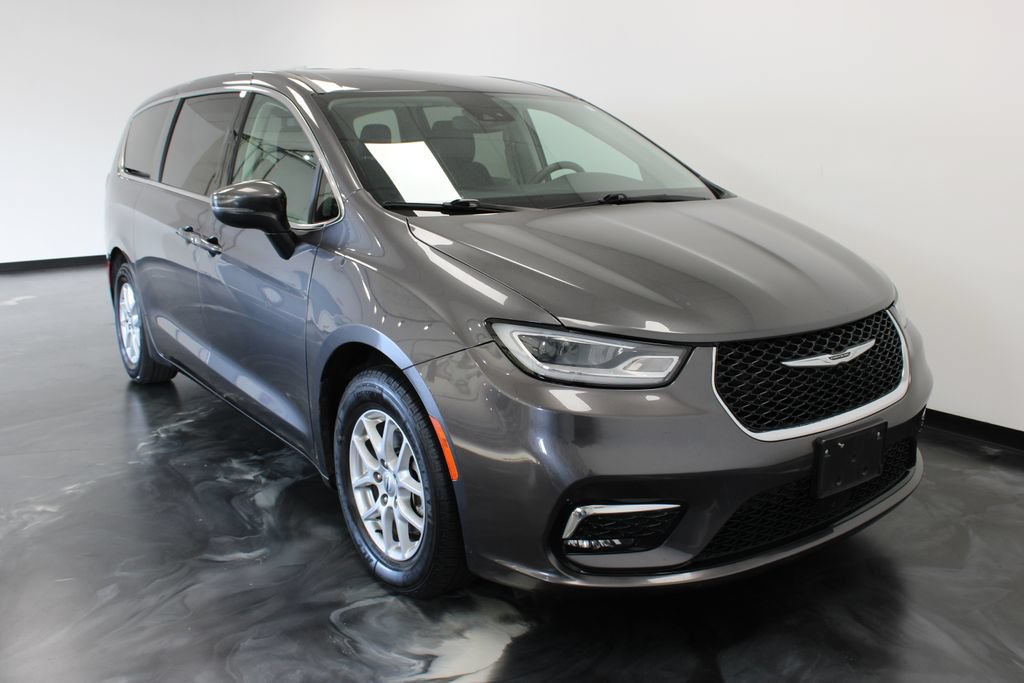 Used 2023 Chrysler Pacifica Touring-L FWD image 28
