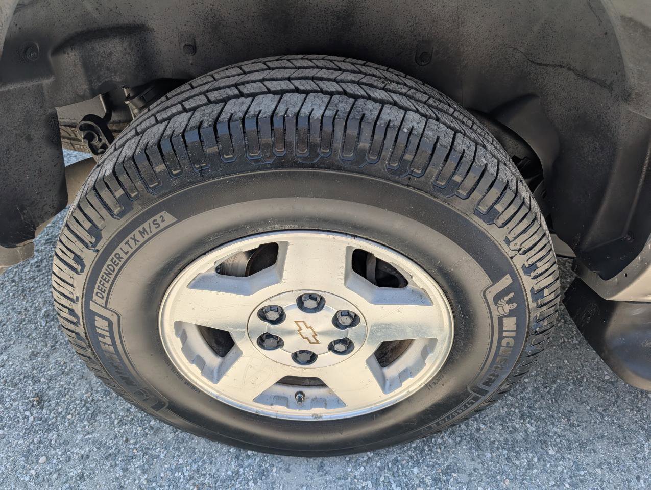 Used 2004 Chevrolet Suburban LS image 5