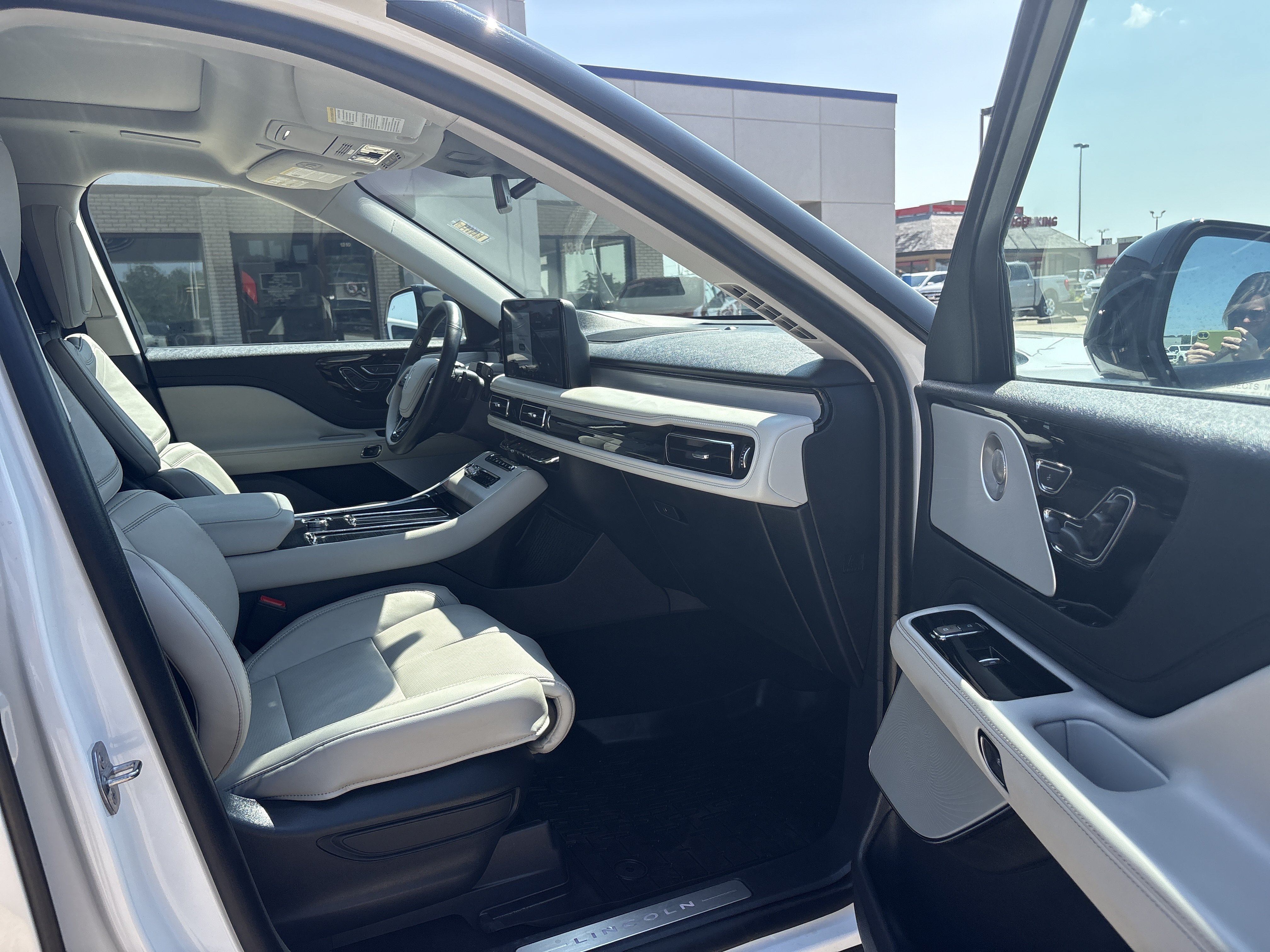 Used 2025 Lincoln Aviator Reserve w/ Equipment Group 201A AWD/4WD image 6