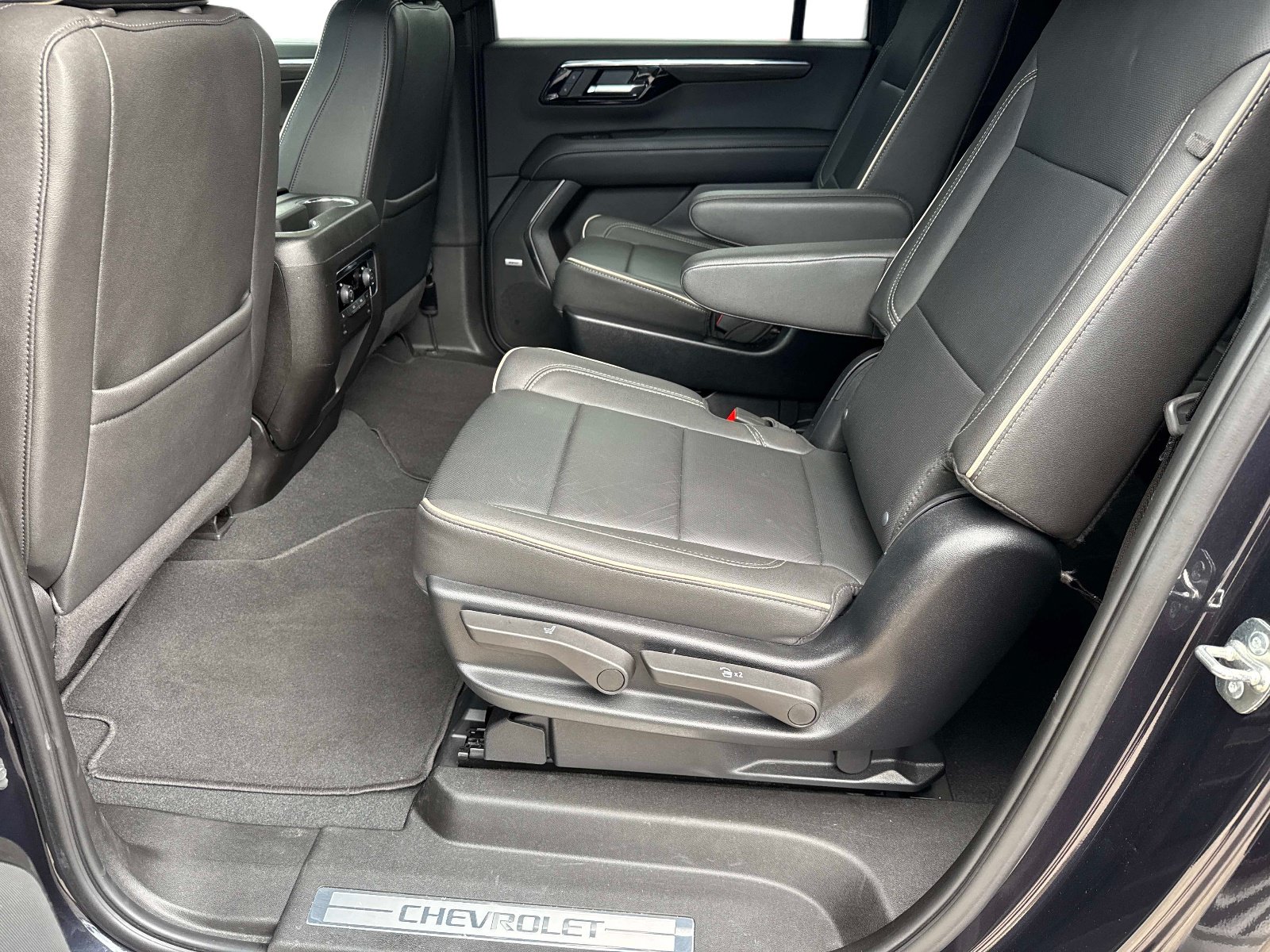 Used 2025 Chevrolet Suburban Premier RWD image 15