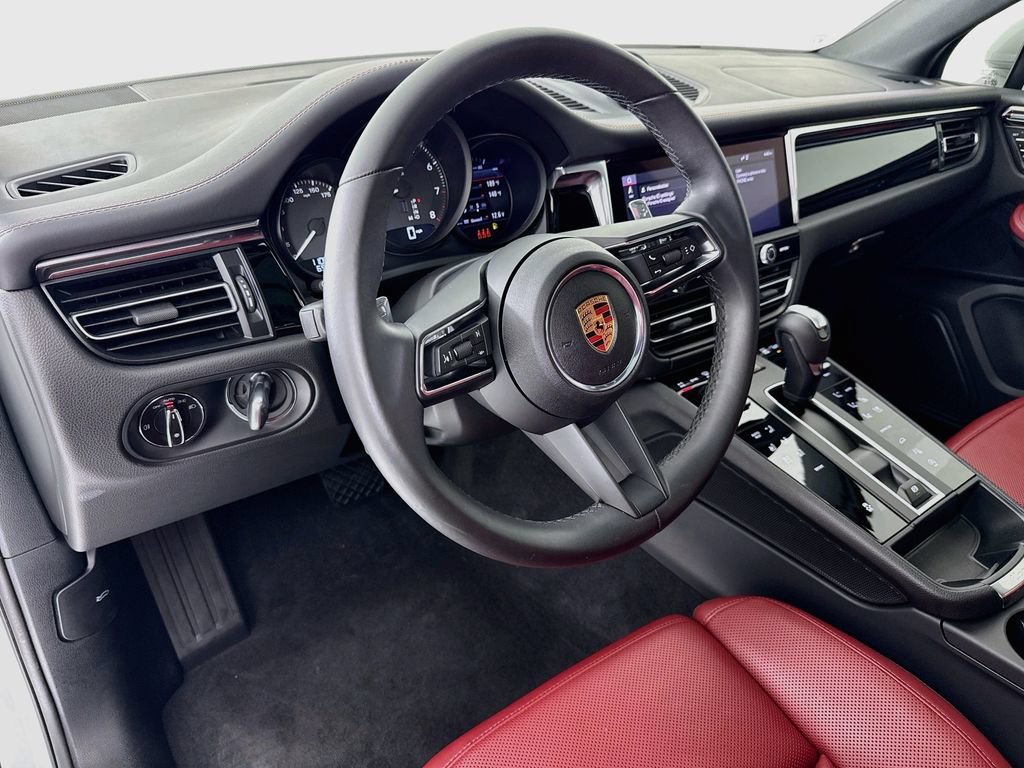 Certified 2025 Porsche Macan AWD/4WD image 4