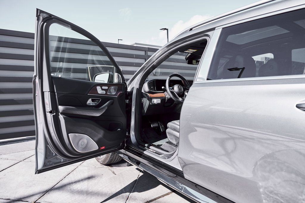 Used 2025 Mercedes-Benz Maybach GLS 600 4MATIC image 32
