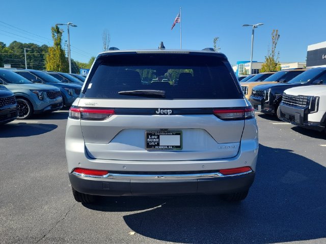 Used 2025 Jeep Grand Cherokee Laredo RWD image 5