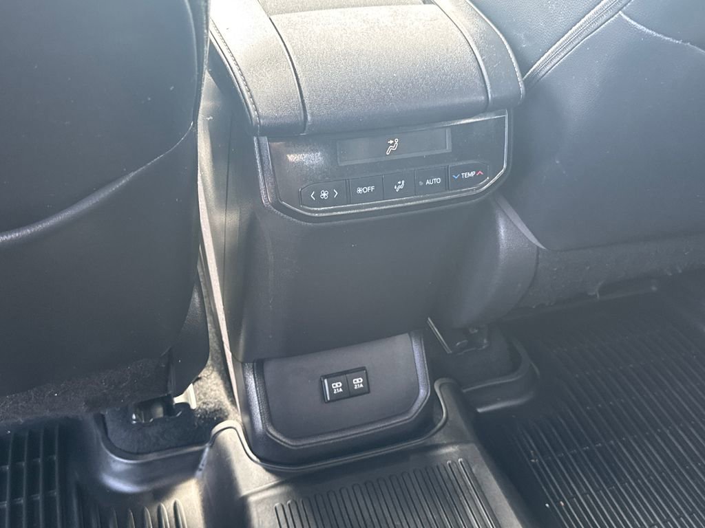 Used 2021 Toyota Highlander XLE AWD/4WD image 41