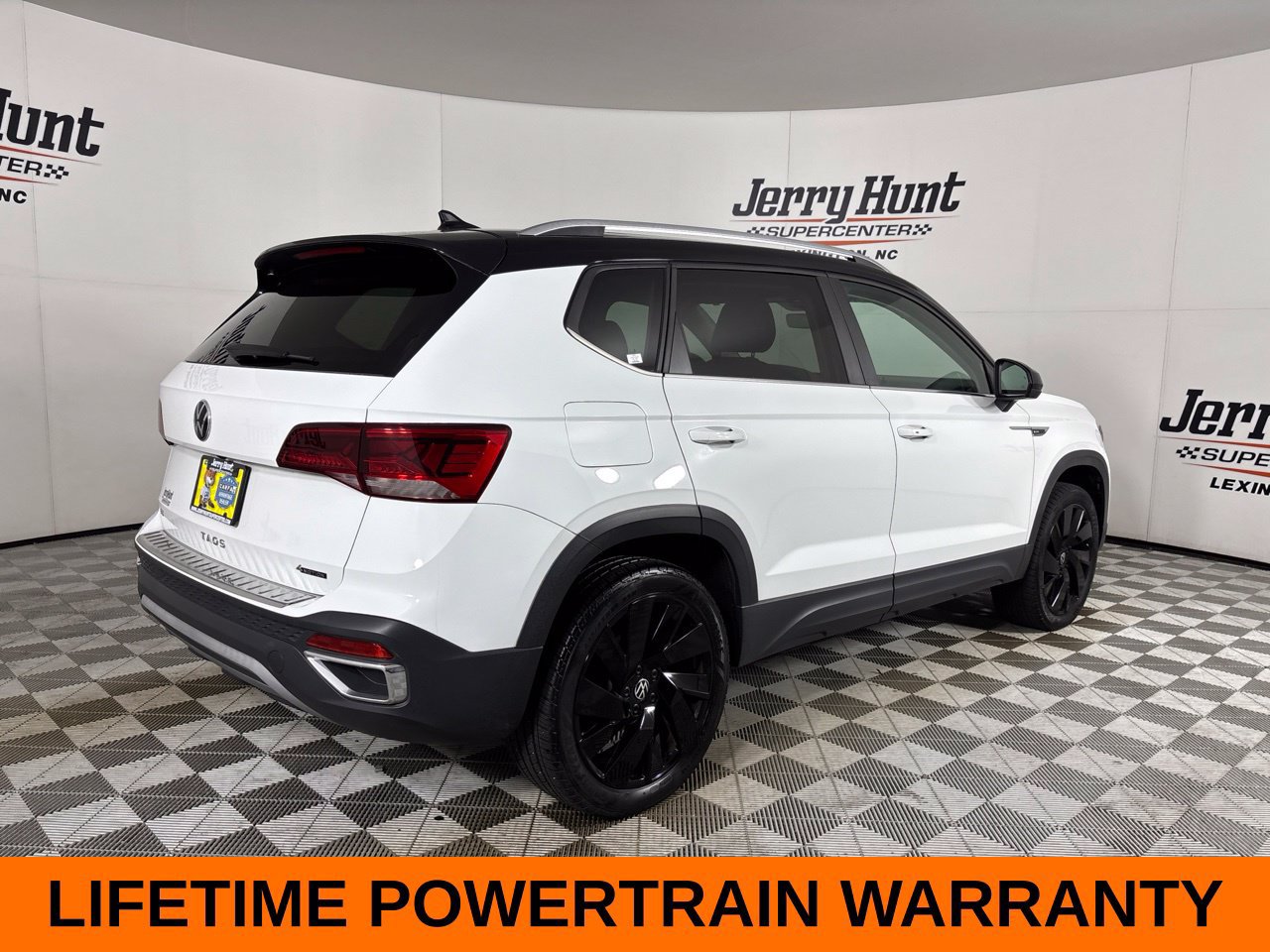 Used 2023 Volkswagen Taos SE w/ Panoramic Sunroof Package AWD/4WD image 6